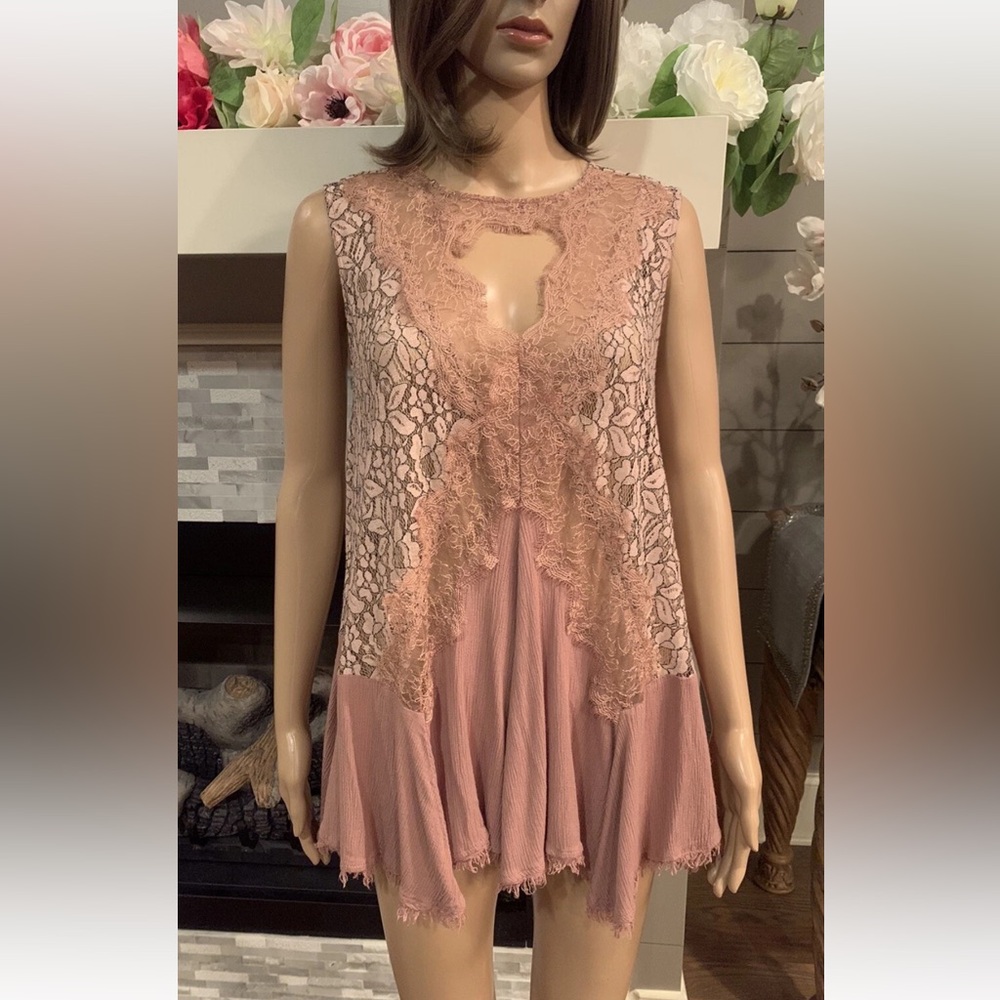 Umgee Floral Sheer Lace embroidered asymmetrical tank top blouse Sz S